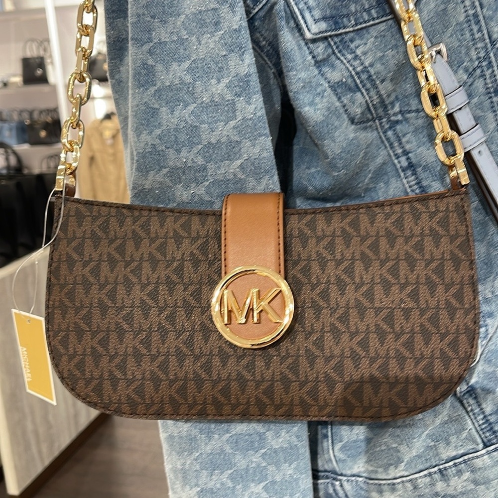 MICHAEL KORS
Carmen Small Shoulder Bag
Brown Signature
NWT - Picture 11 of 16